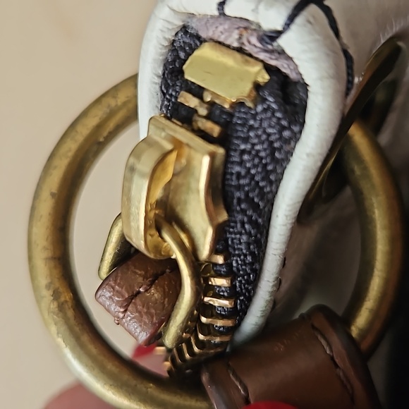 Black & White Leather Crossbody by Fossil - Picture 8 of 16